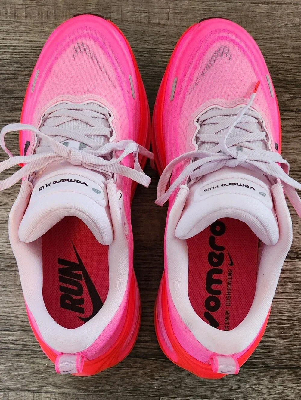 **BRAND NEW** Nike Vomero PLUS Zoom X Sz 8.5 Bright Vibrant Neon Hyper Hot Pink